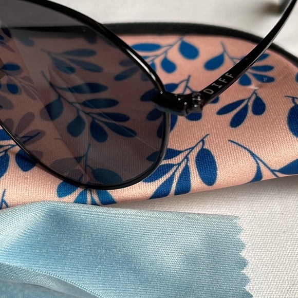 DIFF PEACHY BY LAURA LEE POLARIZED 53 20 145 Black frames with dark smoke lenses main image 5